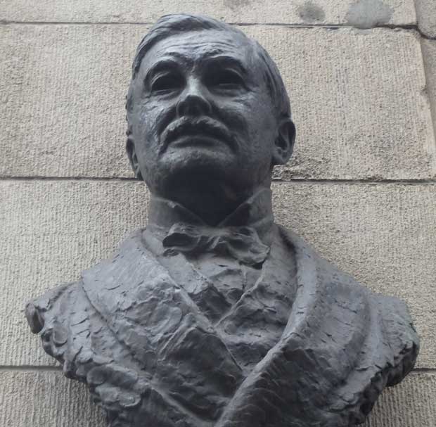 The bust of T. P. O'Connor on Fleets Street. 
