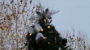 The star made of scalpels atop the Damien Hirst Tree.