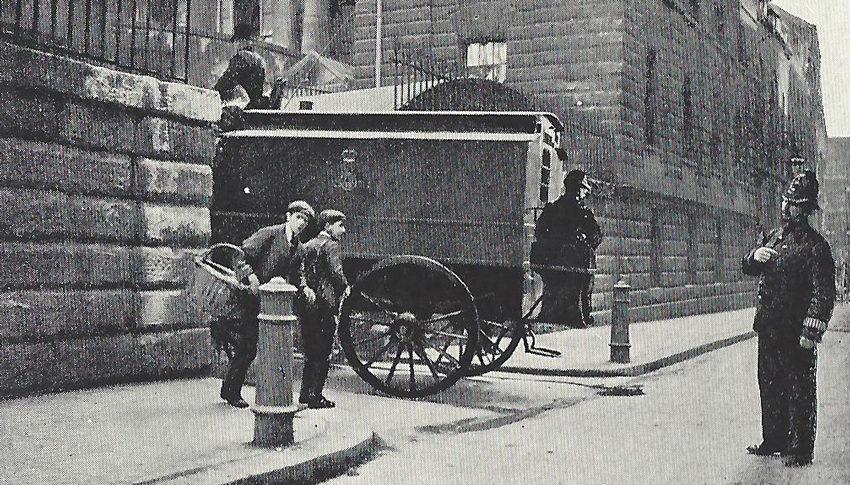 A city policeman watching a prisoner arrive for trial at the Old Bailey Court.