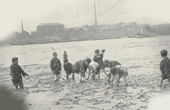 A photograph of a group of mudlarks.