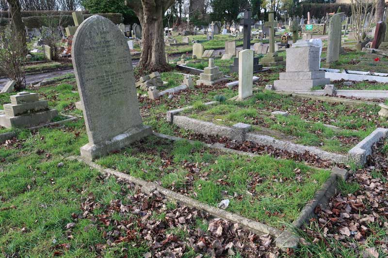 A photograph showing the grave of Sir Robert Anderson.