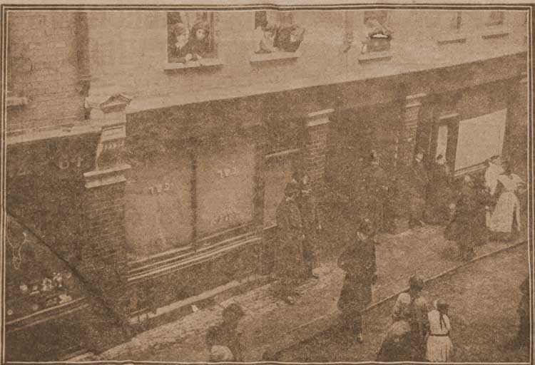 A photograph of the police outside 62 Hanbury Street.